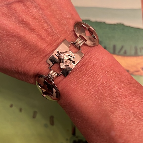 Western Fashion Bracelet Silver Tone Light Weight with strong clasp. - Picture 4 of 5